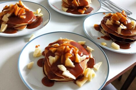 pancakes caramel pommes